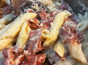 Una foto di penne al tonno