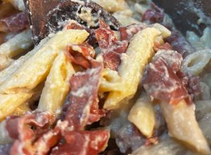 Foto di Penne con bresaola e tonno