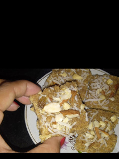 गेहूं के आटे और गुड़ की टेस्टी और हेल्थी बर्फी (Gehu ke aate aur gur ki tasty aur healthy barfi) रेसिपी मुख्य फोटो
