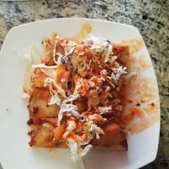 Una foto de Tacos dorados de papa con pollo