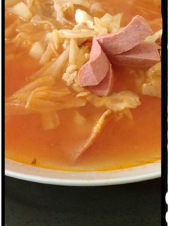 Una foto de Sopa de col con tocino y salchichas