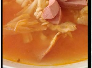 Una foto de Sopa de col con tocino y salchichas
