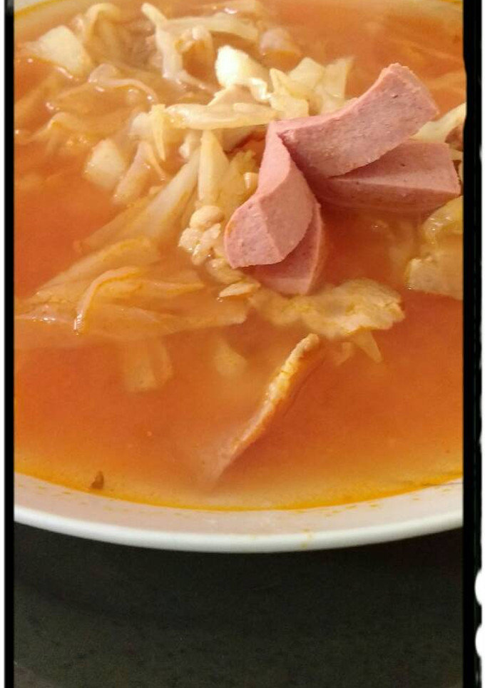 Una foto de Sopa de col con tocino y salchichas