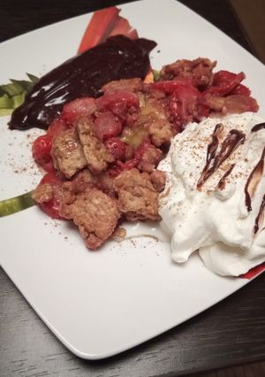 Foto principal de Fresas, Plátanos y Galletas al Wok con Nata y Chocolate