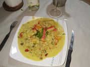 Una foto de crema de pimiento morrón amarillo