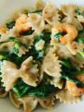Vollkornfarfalle mit Blattspinat und Garnelen