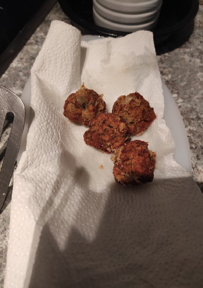 Una foto de Bolitas de pan rallado y huevo, con queso