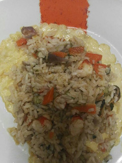 Una foto de Arroz con verduras, langostinos y mejillones en escabeche
