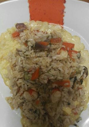 Una foto de Arroz con verduras, langostinos y mejillones en escabeche