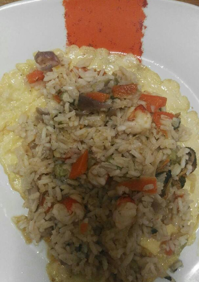 Una foto de Arroz con verduras, langostinos y mejillones en escabeche