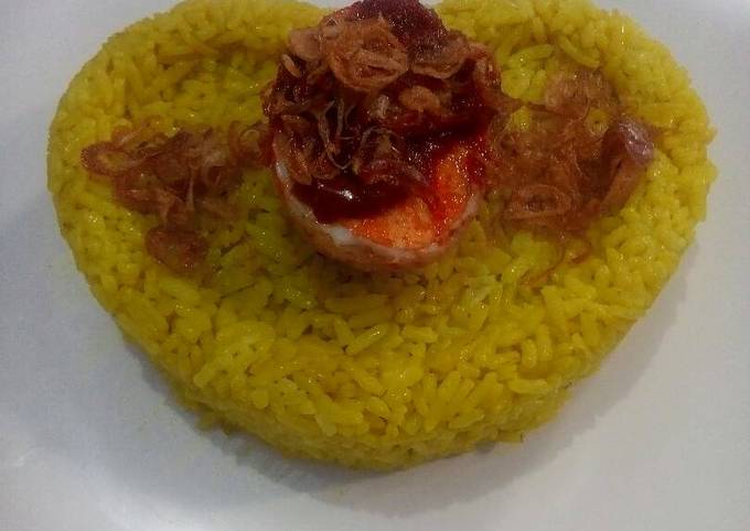 Nasi kuning plus hintalu masak habang khas Banjar
