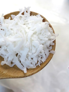 乾炒椰子絲是涼拌柚子沙拉的必備 的食譜成品照片