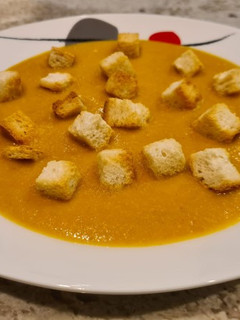 Una foto de Puré de champiñones y pimientos tricolor con queso de cabra