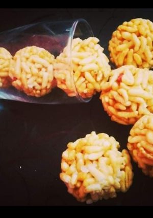 A picture of Murmura laddu.