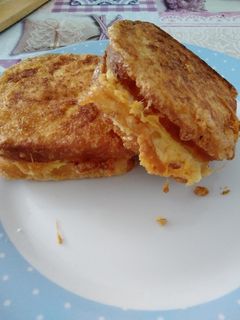 Sonkás, sajtos bundás kenyér recept fotója