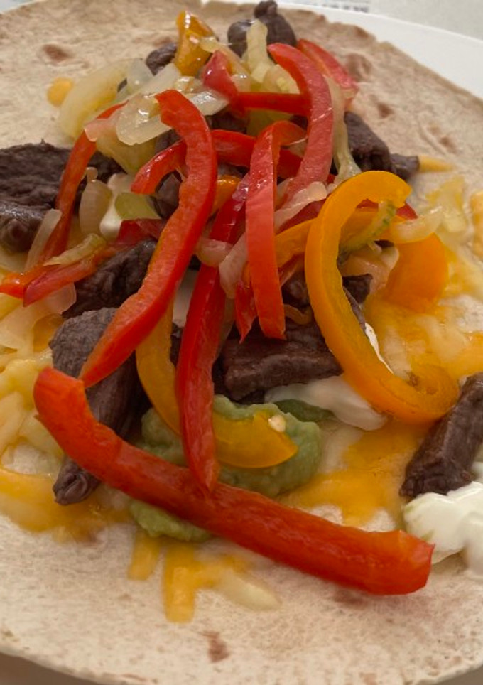 Una foto de Fajitas de carne con pimientos