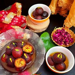 A picture of Gulab Jamun.