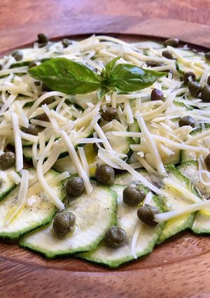 Una foto de Carpaccio de zapallo italiano