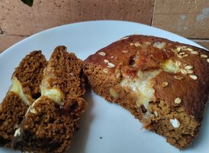 Una foto de Torta de plátano macho maduro con queso y bocadillo