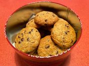 Una foto di dolce vegano al cioccolato