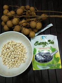 Hình của món Chè long nhãn hạt sen + làm thạch đen bằng bột pha sẵn.