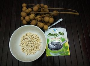 Hình của món Chè long nhãn hạt sen + làm thạch đen bằng bột pha sẵn.