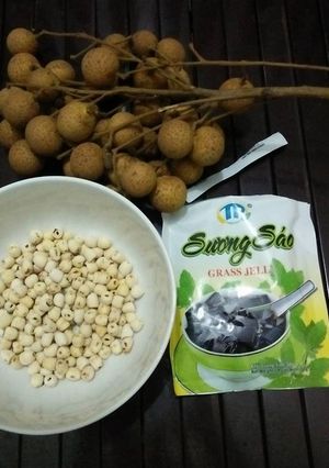 Hình của món Chè long nhãn hạt sen + làm thạch đen bằng bột pha sẵn.
