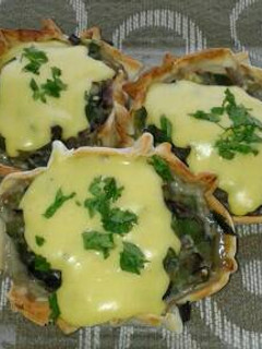 Una foto de Capelinas de hojaldre, rellenas de verduras y salsa al curry