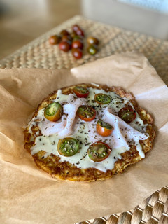 Una foto de Mini pizza con base de coliflor en sartén