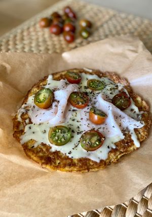 Una foto de Mini pizza con base de coliflor en sartén