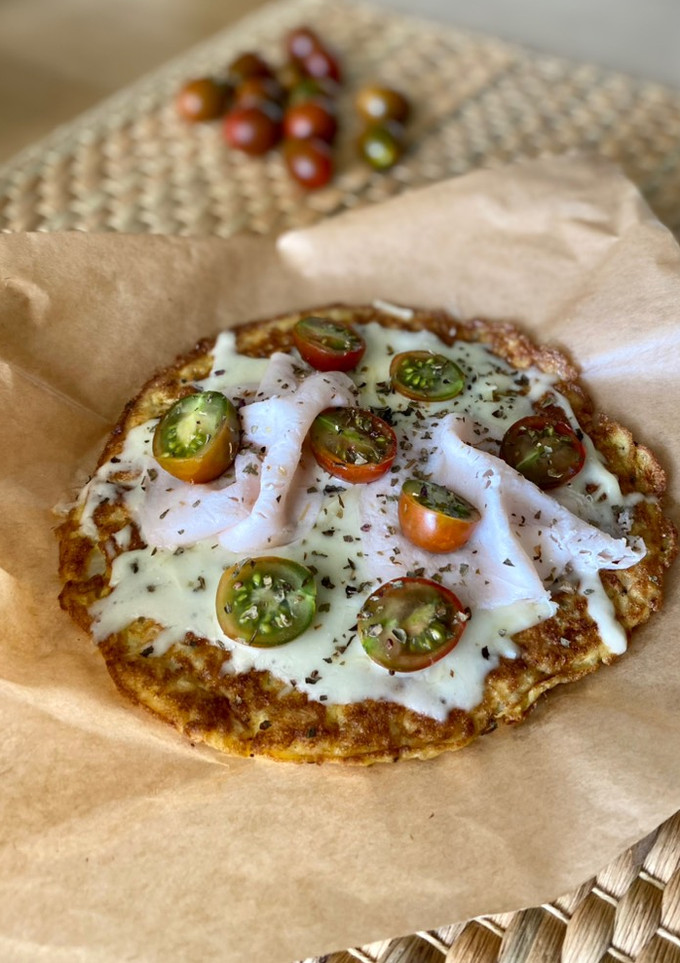Una foto de Mini pizza con base de coliflor en sartén