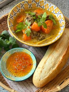 A picture of Beef Stew with Bread 🐂.