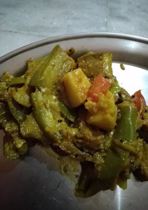 A picture of Aloo baingan.