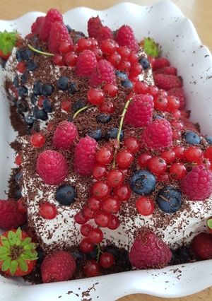 Foto di Tronchetto con panna e frutti di bosco
