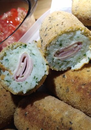 Una foto de Croquetas de papa rellenas