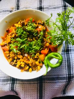मटकीची उसळ (matki chi usal recipe in marathi) रेसिपी चे मुख्य फोटो 