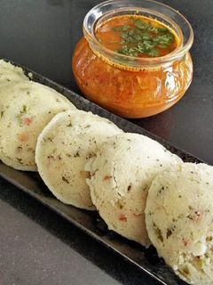 वेजिटेबल रवा इडली (Vegetable rava idli recipe in Hindi) रेसिपी मुख्य फोटो
