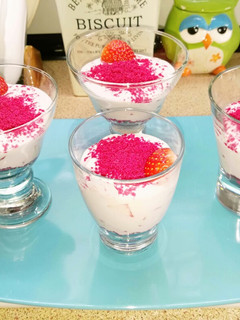 Una foto de Vasitos de yogur con fresas y frambuesa