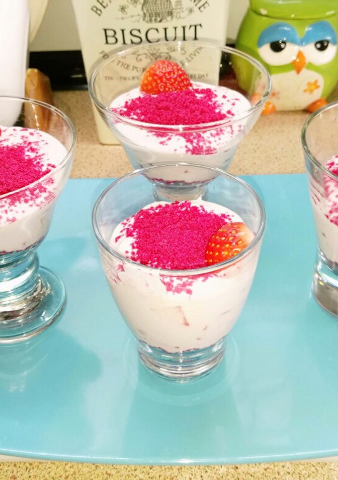 Una foto de Vasitos de yogur con fresas y frambuesa