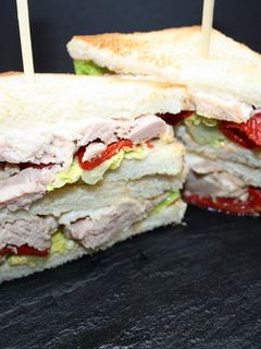 Una foto de Sándwich de atún y pimiento del piquillo