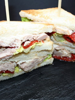 Una foto de Sándwich de atún y pimiento del piquillo