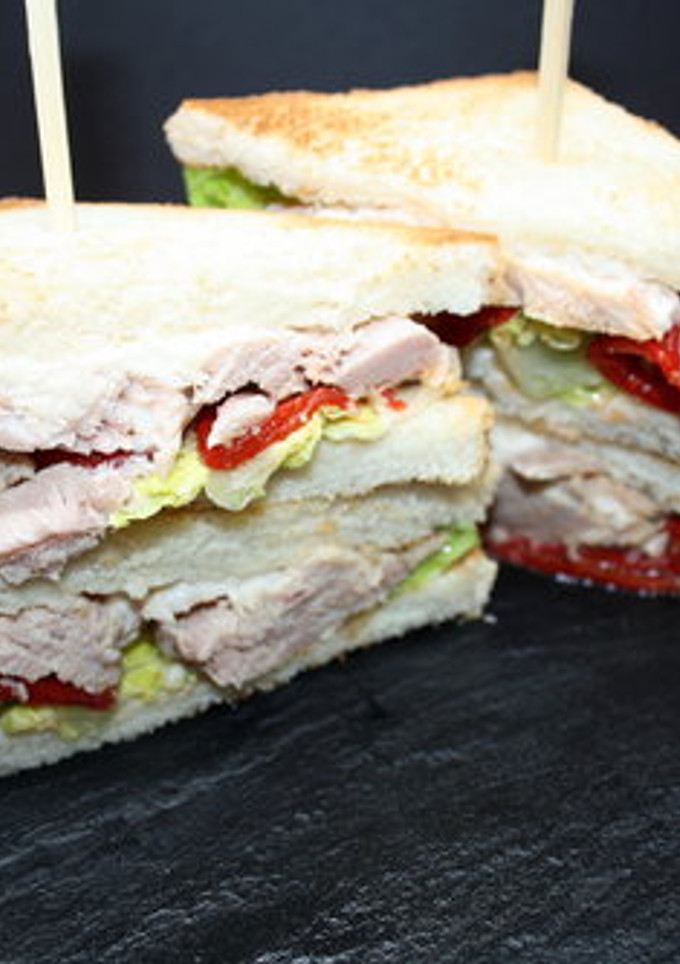 Una foto de Sándwich de atún y pimiento del piquillo