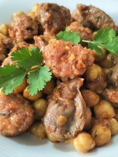 Una foto de Salteado de garbanzos con mollejas y pelota de cocido