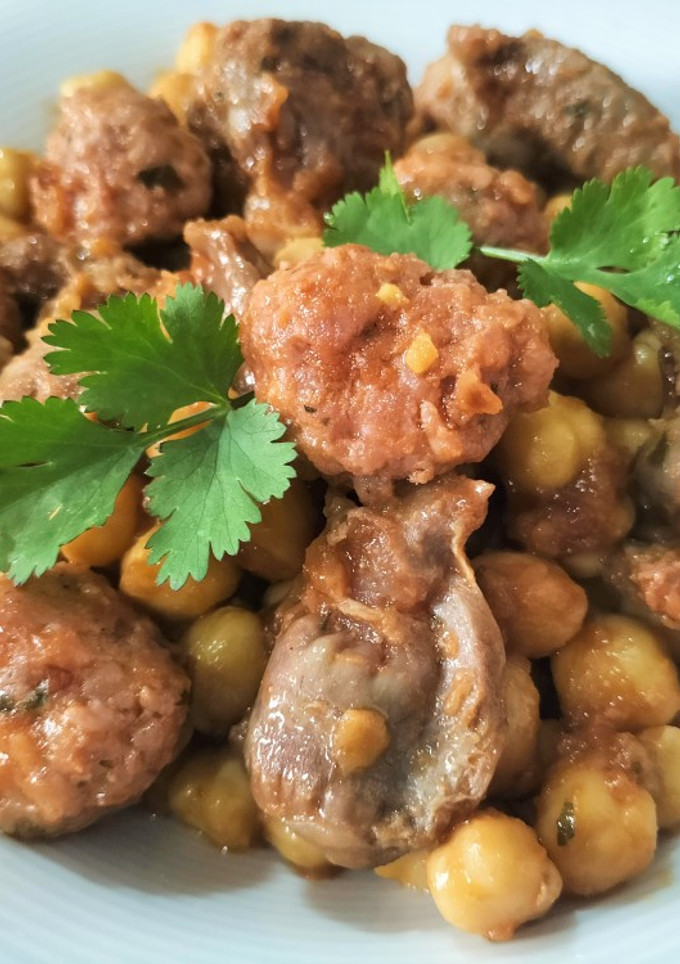 Una foto de Salteado de garbanzos con mollejas y pelota de cocido