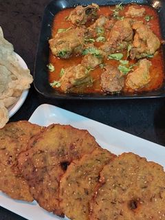 चिकन ग्रेव्ही व वडे (Chicken Gravy Recipe In Marathi) रेसिपी चे मुख्य फोटो