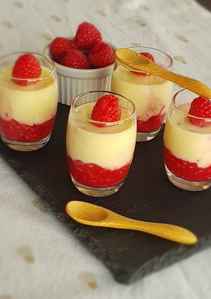 Une photo de °Crème au chocolat blanc et framboises °