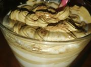 Una foto de chocolates con café