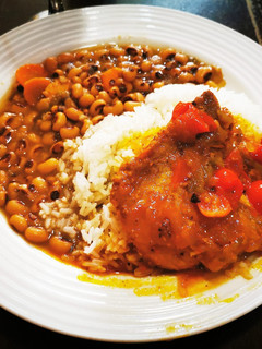 Una foto de Chuleta de Cerdo a la Rubenccini, Arroz & Frijoles de Ojitos Negros