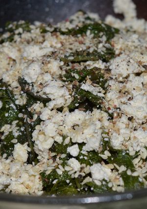 Una foto de Ensalada de espinaca o acelga y queso feta