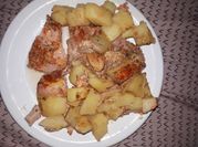Una foto de bondiola al horno con papas
